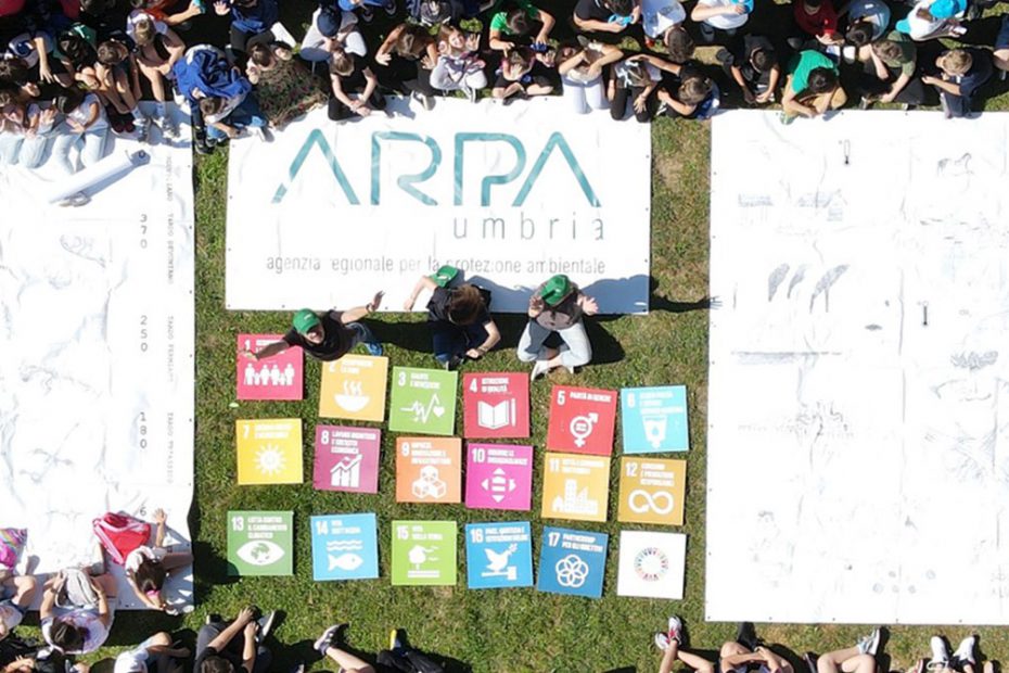 foto dall'alto ragazzi partecipanti al progetto